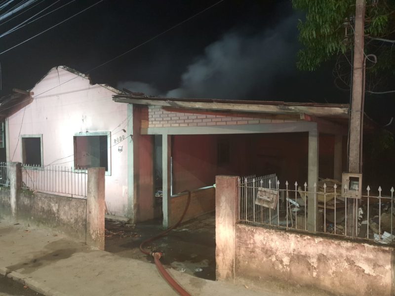 Casa pegou fogo e teve 50% da estrutura danificada – Foto: CBMSC/Divulga&ccedil;&atilde;o/ND
