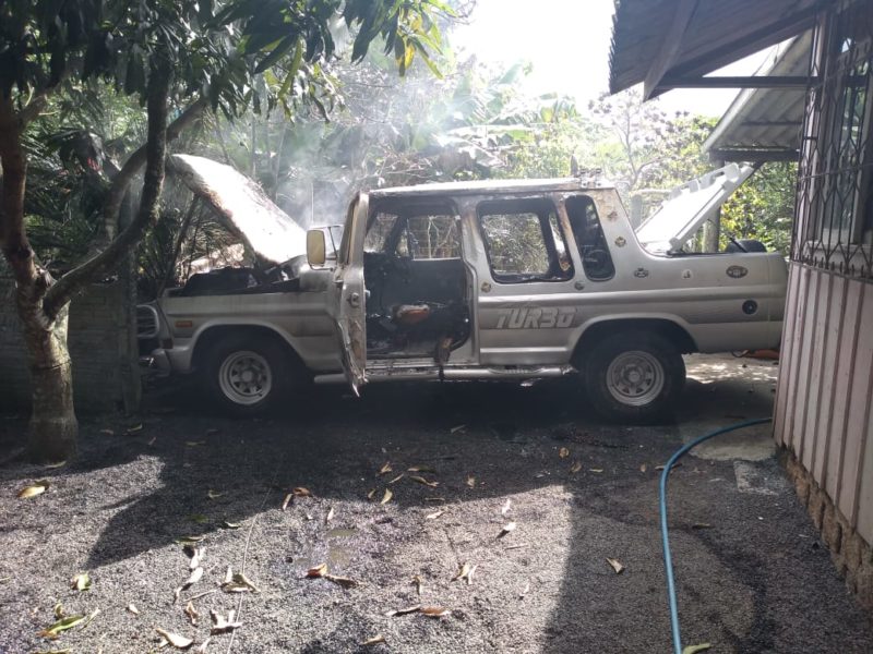 Veículo liga sozinho, sai de garagem e pega fogo no Sul de SC &#8211; Foto: CBMSC/Divulgação/ND