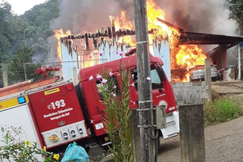 Casa foi totalmente destru&iacute;da pelas chamas – Foto: Internet