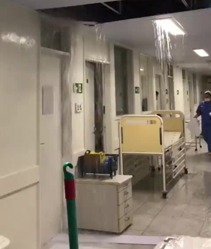V&iacute;deo e fotos foram gravados por funcion&aacute;rios do pr&oacute;prio Hospital. Imagens mostram que parte do forro do teto desabou e uma grande quantidade de &aacute;gua vazou da tubula&ccedil;&atilde;o, alagando o ch&atilde;o – V&iacute;deo: Reprodu&ccedil;&atilde;o/ND