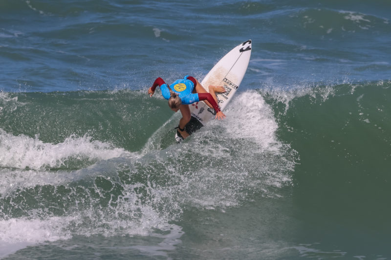 Vice-campeã na Ferrugem: Isabelle Nalu representa a nova geração do surf catarinense &#8211; Foto: smorigo/ND