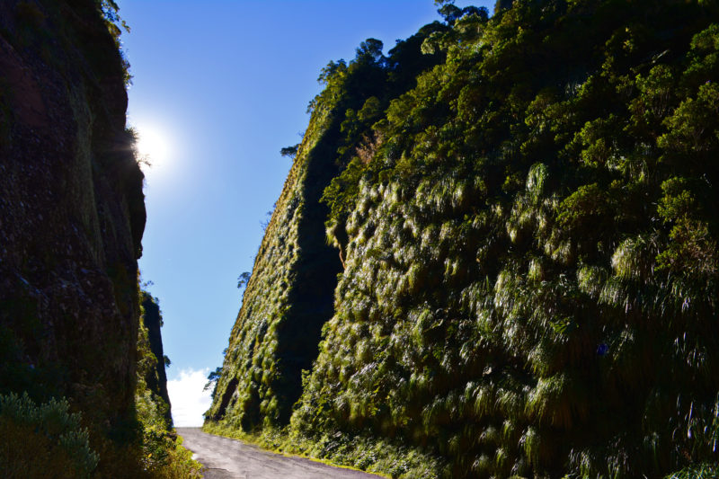 A Serra do Corvo Branco tem o maior corte de rocha do Brasil e é um dos pontos para conhecer e apreciar a dois em Urubici &#8211; Foto: iStock/Divulgação