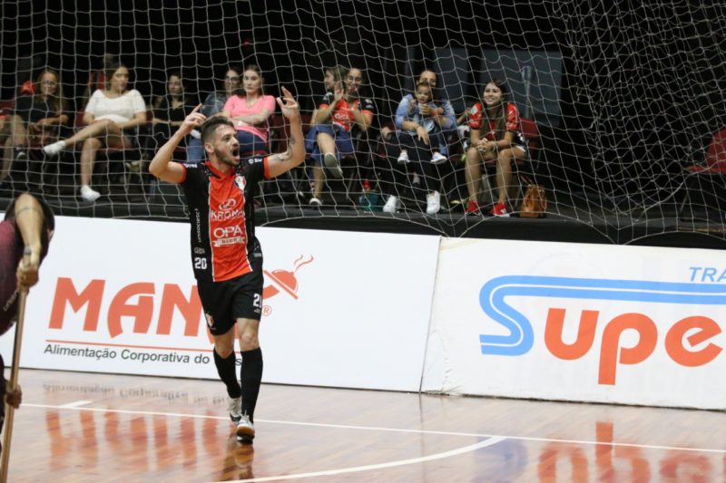 Xuxa marcou duas vezes na goleada Tricolor sobre o Tubar&atilde;o – Foto: Juliano Schmidt/JEC Futsal/Divulga&ccedil;&atilde;o/ND