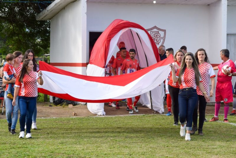 Entrada dos atletas com padrinhos. Uma antiga tradi&ccedil;&atilde;o do Clube Sul Catarinense – Foto: Rafael Sousa/ND