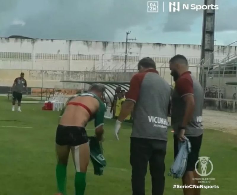 Cena inusitada aconteceu na partida entre Floresta-CE e Figueirense pela Série C no último domingo