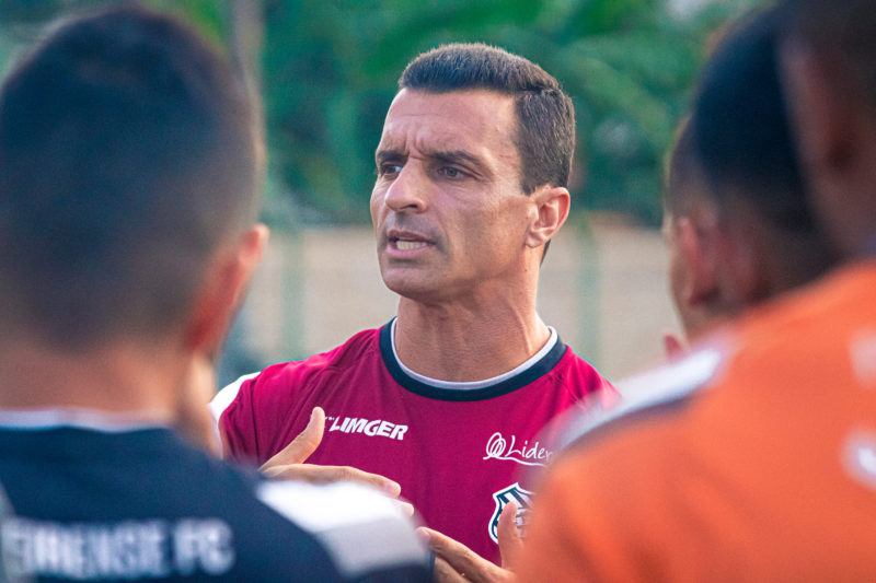 Nas redes sociais e nas arquibancadas, alguns torcedores come&ccedil;am a questionar o trabalho do treinador J&uacute;nior Rocha – Foto: Patrick Floriani/FFC