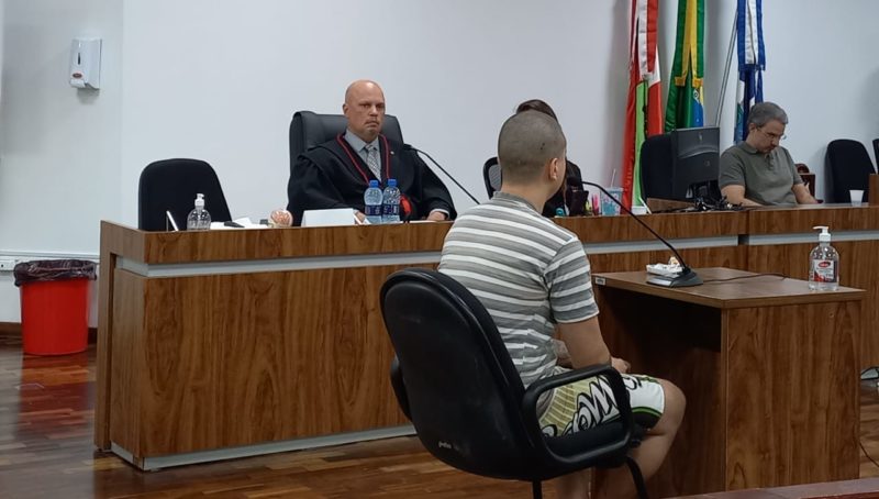 júri de leonardo tasca que matou mãe em Joinville