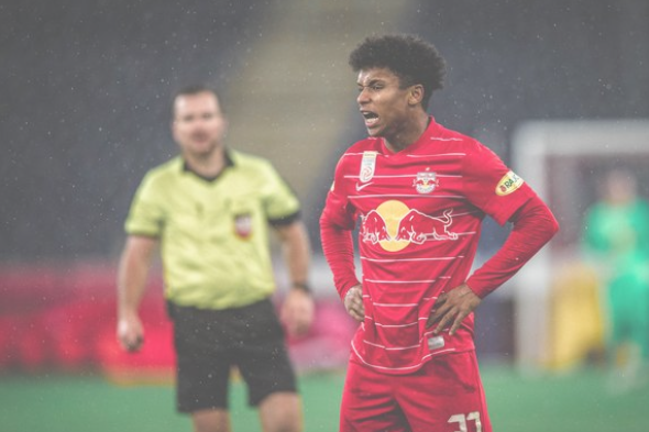 Karim Adeyemi j&aacute; figurou como alvo de uma “turma da pesada”. O atacante alem&atilde;o, de 20 anos, chama aten&ccedil;&atilde;o com a camisa do Salzburg. Ele pode se tornar o “novo Haaland” do Borussia Dortmund. – Foto: Uefa/Divulga&ccedil;&atilde;o