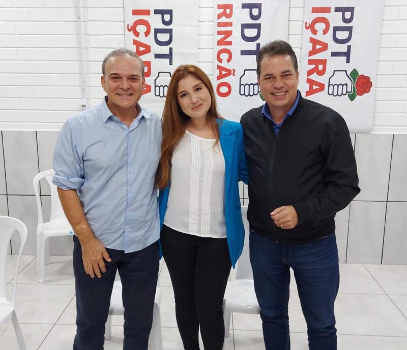 Karoline conta com o apoio do ex-deputado federal Jorge Boeira (e) e do deputado estadual Rodrigo Minotto (d) &#8211; Foto: Divulgação/ND