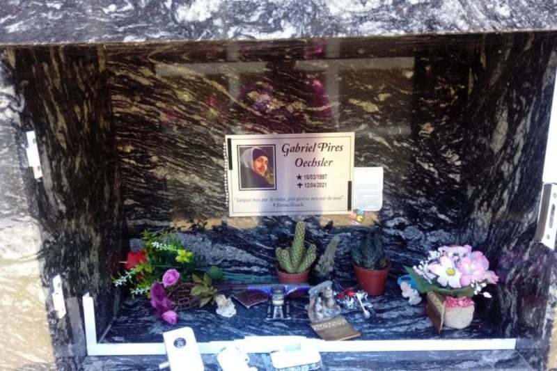 Skate que havia sido colocado na l&aacute;pide de Gabriel foi furtado – Foto: Internet/Arquivo pessoal