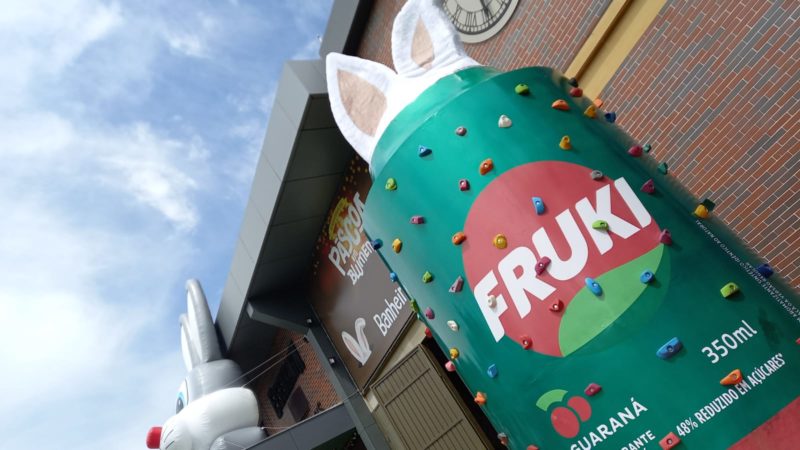 Lata gigante de Fruki com escalada &eacute; uma das atra&ccedil;&otilde;es do Parque Vila Germ&acirc;nica no P&aacute;scoa em Blumenau. – Foto: Divulga&ccedil;&atilde;o/ Fruki