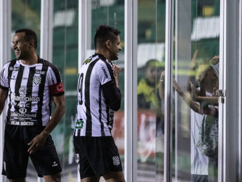 L&eacute;o Artur comemora seu gol com a torcida – Foto: Gustavo Medeiros / @gustavooficialllll