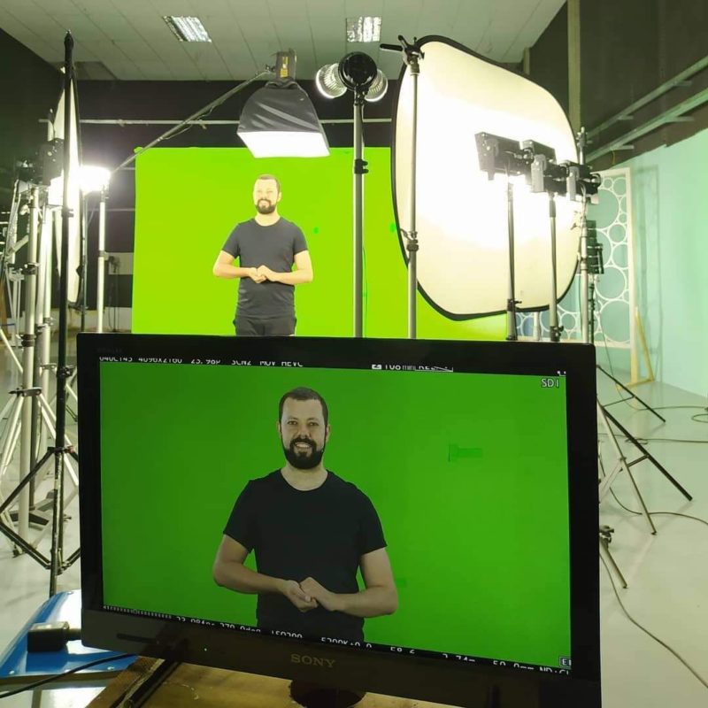 O int&eacute;rprete de libras Elianay Bueno acompanhar&aacute; o treinador Gilson Kleina na sua coletiva de imprensa – Foto: Chapecoense/Divulga&ccedil;&atilde;o/ND