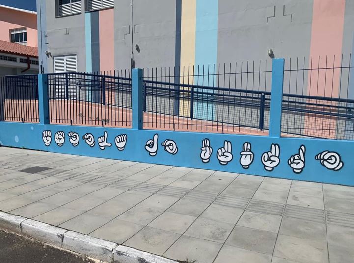 Na Escola do Futuro da Tapera, muro lateral foi grafitado com todo o alfabeto em Língua Brasileira de Sinais. &#8211; Foto: PMF/Divulgação/ND