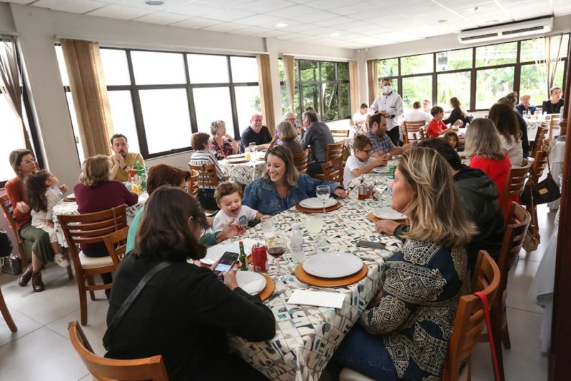 No último almoço, no dia 3, a cena rotineira e tradicional aos domingos: famílias reunidas – Foto: Divulgação/ND