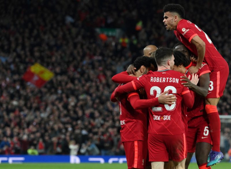 Jogadores do Liverpool comemoram o gol em Anfield