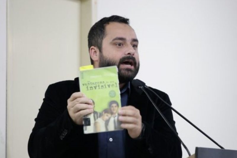 Vereador questionou o livro em sess&atilde;o da C&acirc;mara nesta semana – Foto: CVJS/Divulga&ccedil;&atilde;o