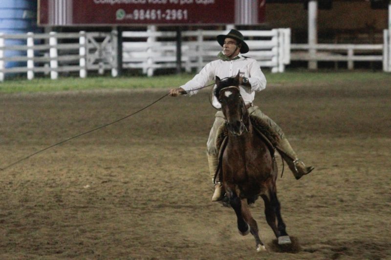 Peão Nicolas Pereira de Divinópolis comemora o 2º lugar no rodeio