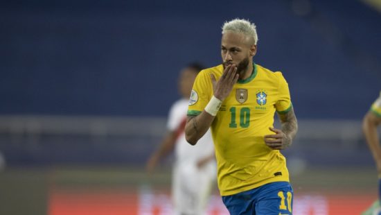 Brasil x Venezuela: Neymar é atingido por saco de pipoca na saída