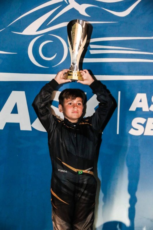 Piloto de Kart Louren&ccedil;o Varela (9 anos) foi o vice-campe&atilde;o em Aracaj&uacute; – Foto: Luciana Flores