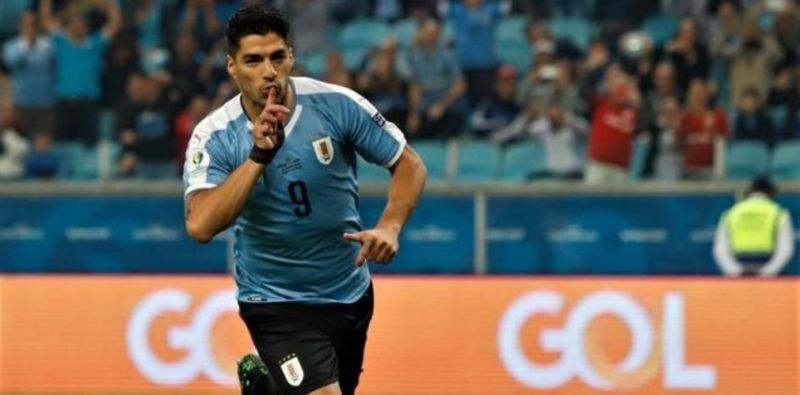 Compatriota de Cavani, Su&aacute;rez, tamb&eacute;m de 35 anos, perdeu protagonismo no Atl&eacute;tico de Madrid. Em fim de contrato, deve mudar de ares na pr&oacute;xima janela. – Foto: AUF/Divulga&ccedil;&atilde;o