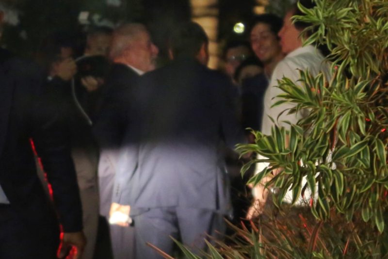 Lula chega para jantar na casa do senador Eun&iacute;cio Oliveira – Foto: F&aacute;tima Meira/Futurapress/ND