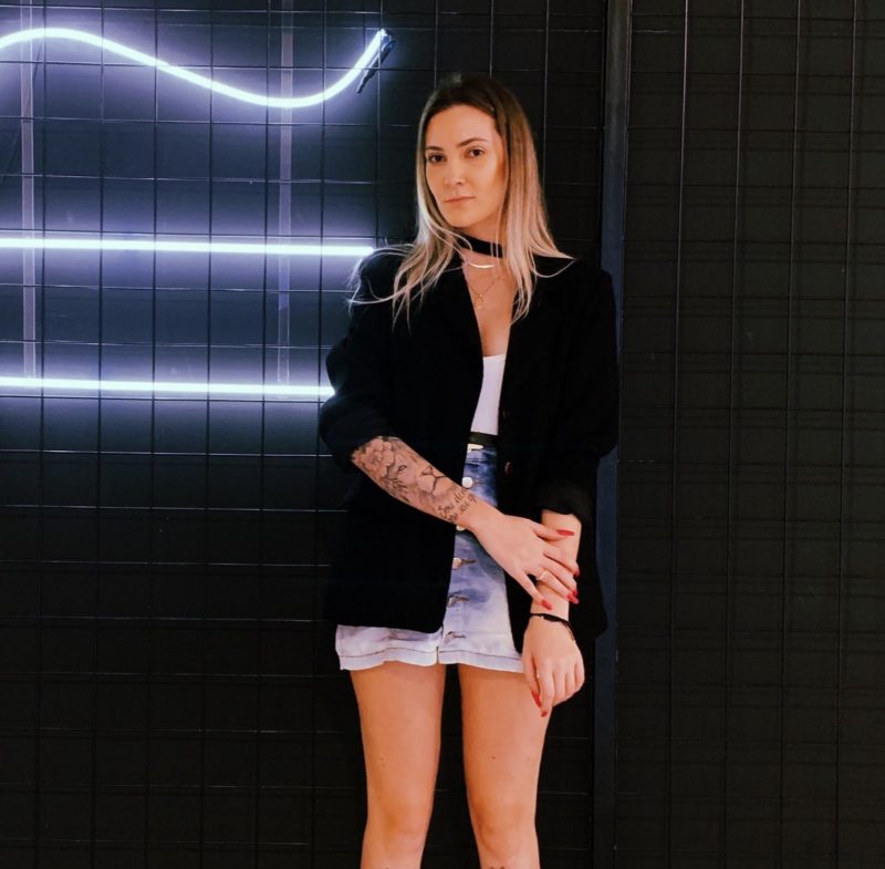 Macela Casagrande &eacute; produtora de moda e comenta como moda &eacute;, sobretudo, pol&iacute;tica – Foto: Arquivo Pessoal