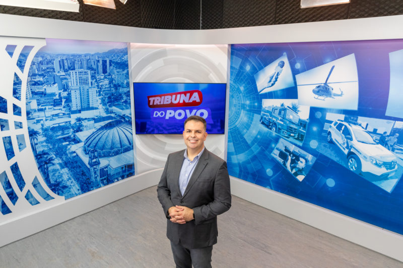 apresentador no estúdio do tribuna do povo