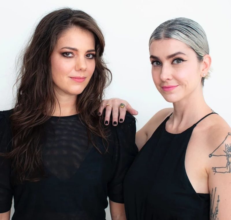 Mayra Cotta e Thays Farage falam no livro “Mulher, Roupa e Trabalho: como se veste a desigualdade de g&ecirc;nero” como a roupa vai al&eacute;m de estilo e passa a ser pol&iacute;tica – Foto: Renato Parada/Divulga&ccedil;&atilde;o