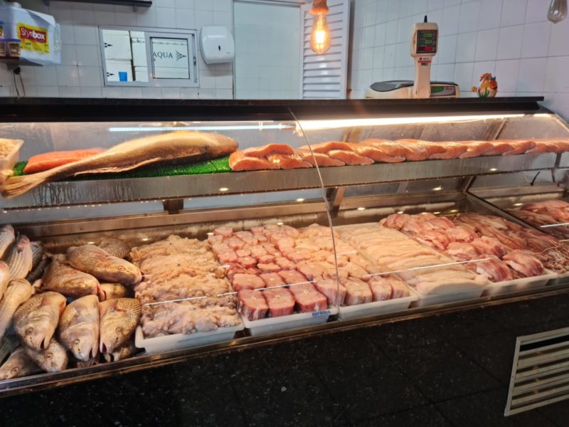 Vitrine de peixe em estabelecimento especializado