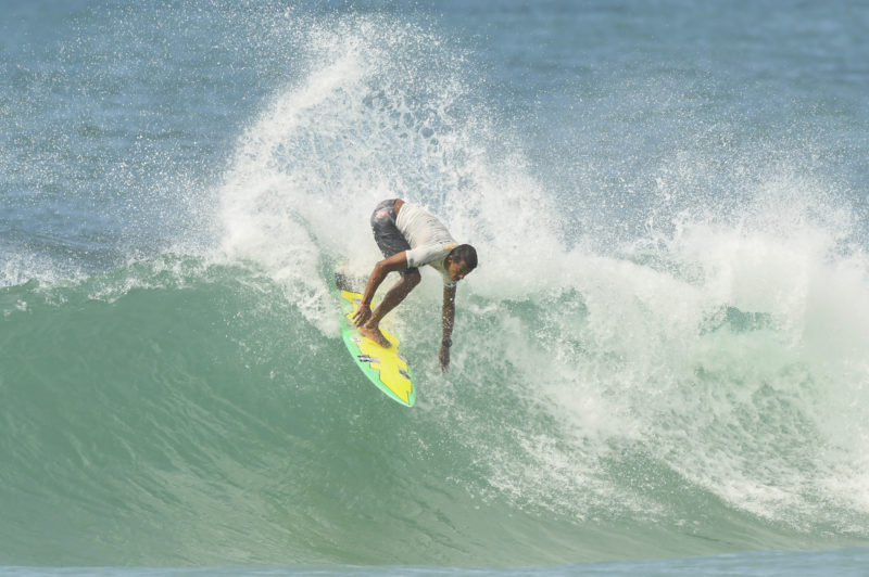 Bicampe&atilde;o brasileiro de surf, Messias F&eacute;lix, perdeu a bateria nas ondas da Praia Mole – Foto: MARCIO DAVID/ND