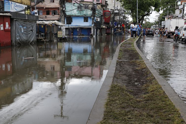 Moradores e comerciantes da comunidade de Rio das Pedras sofrem com alagamentos causados pelas chuvas intensas que causaram estragos em v&aacute;rios pontos do Rio de Janeiro. &mdash; Foto: Fernando Fraz&atilde;o/Ag&ecirc;ncia Brasil