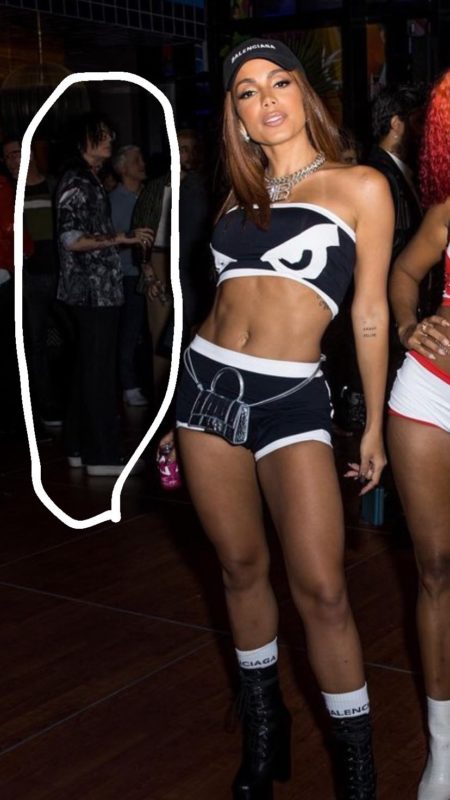 Anitta com o suposto ''Michael Jackson'' 