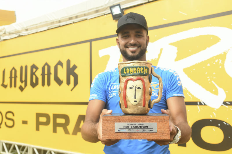 Surf &amp; Alegria: Michael Rodrigues com a ta&ccedil;a do LayBack Pro 2022 Praia Mole – Foto: MARCIO DAVID/ND