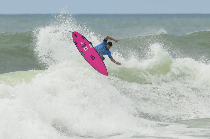 Vice-campe&atilde;o do LayBack Pro, surfista Michael Rodrigues voando nas ondas da Praia Mole – Foto: MARCIO DAVID/ND