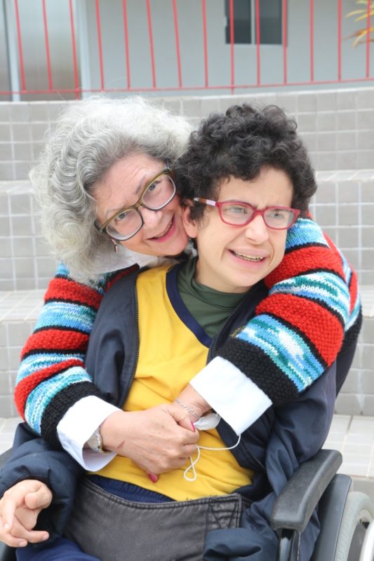 M&ocirc;nica e a filha Nat&aacute;lia, que &eacute; aluna da APAE Florian&oacute;polis – Foto: Rafael Barboza Lopes/APAE Florian&oacute;polis/Divulga&ccedil;&atilde;o/ND