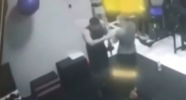 Homem morde mulher em academia de Rio Verde, no interior de Goi&aacute;s – Foto: Reprodu&ccedil;&atilde;o/Record TV/ND