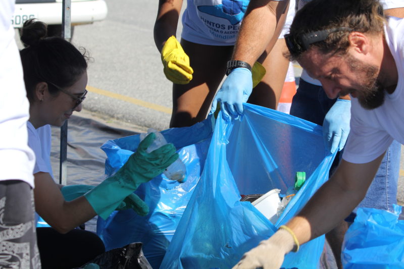 A limpeza foi feita no rio Itaja&iacute;-a&ccedil;u, Ba&iacute;a Afonso Wippel, avenida Beira-Rio, Molhes da Barra e Praia do Atalaia – Foto: Marcos Porto/Divulga&ccedil;&atilde;o/ND