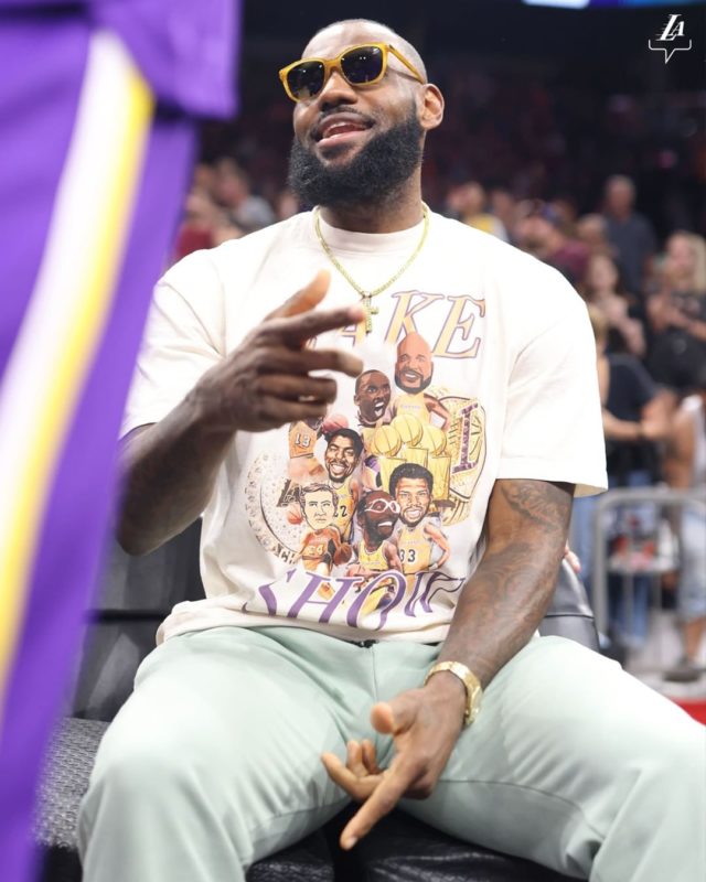 Basquete na arquibancada: fora da partida, Lebron James assiste mais uma derrota dos Lakers – Foto: instagram lakers