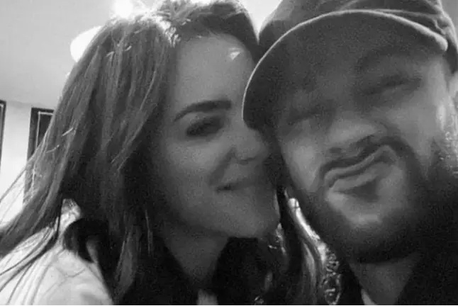 Neymar e Bruna Biancardi de rosto colado em foto