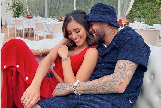 Neymar e Bruna assumiram relacionamento