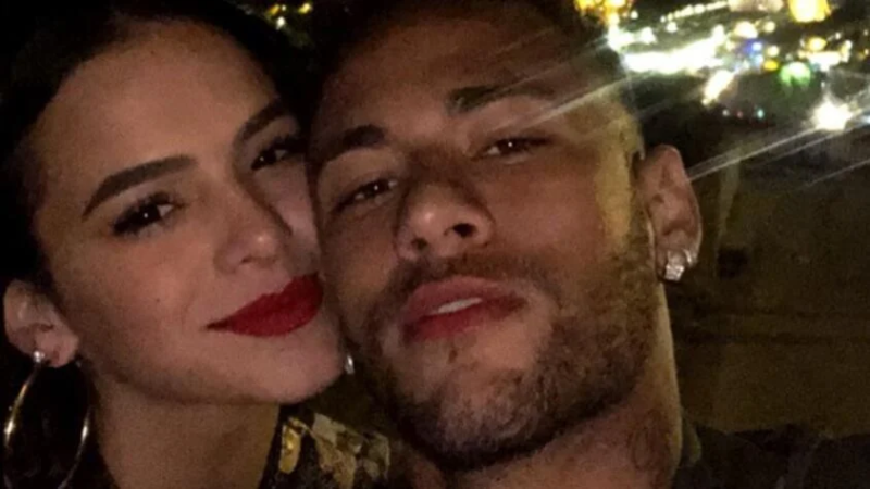 Jogador Neymar e a atriz em 2013, no início do relacionamento