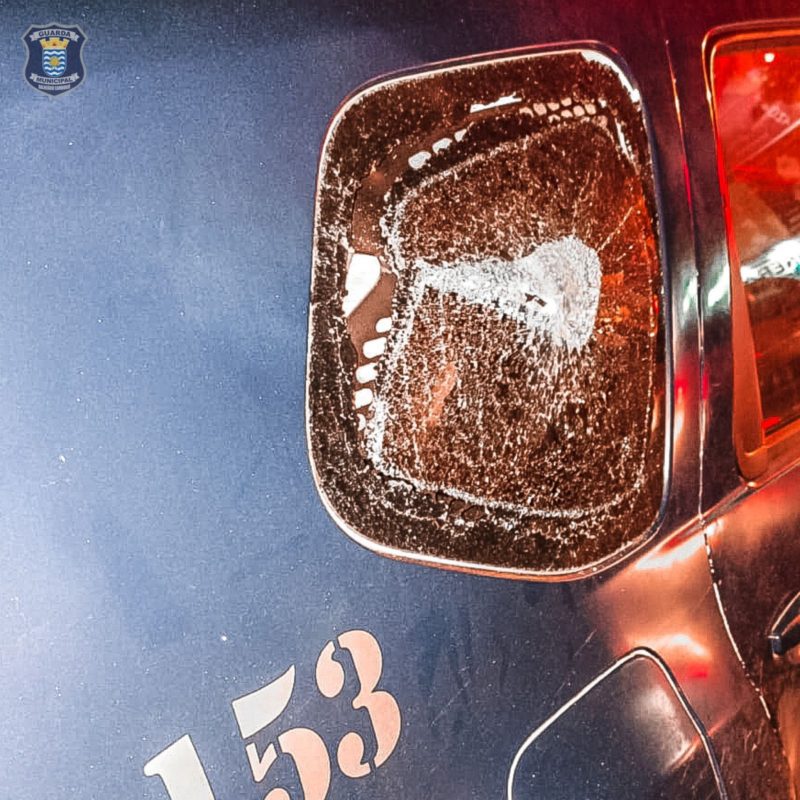 Homem fura sinal, bate em carros e quebra vidro de viatura em Balne&aacute;rio Cambori&uacute; – Foto: Guarda Municipal de BC/Divulga&ccedil;&atilde;o/ND