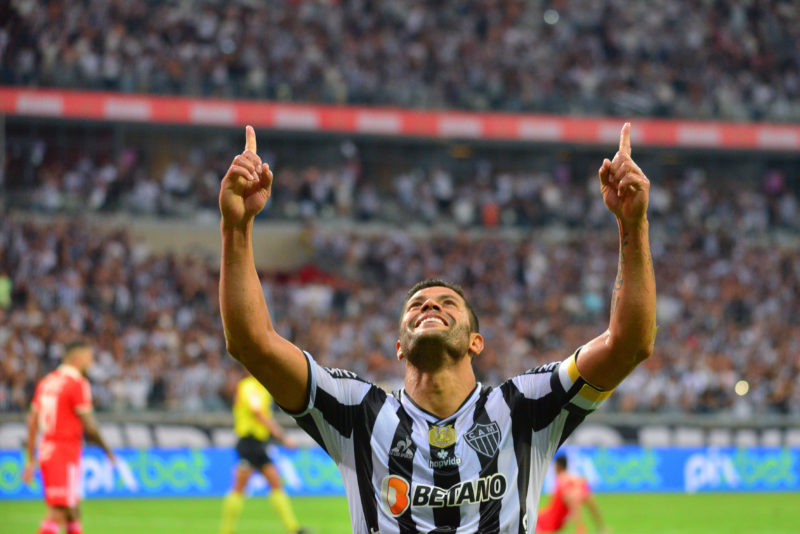 Hulk foi &Agrave;s redes duas vezes e deu a vit&oacute;ria do Galo sobre o Inter, no Mineir&atilde;o – Foto: PAULO TI/AG&Ecirc;NCIA O DIA/AG&Ecirc;NCIA O DIA/ESTAD&Atilde;O CONTE&Uacute;DO/ND