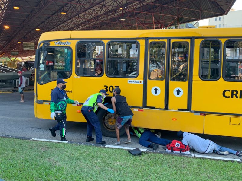 Mulher fica presa embaixo de &ocirc;nibus ap&oacute;s ser atropelada em Crici&uacute;ma – Foto: Talita Grassi/NDTV