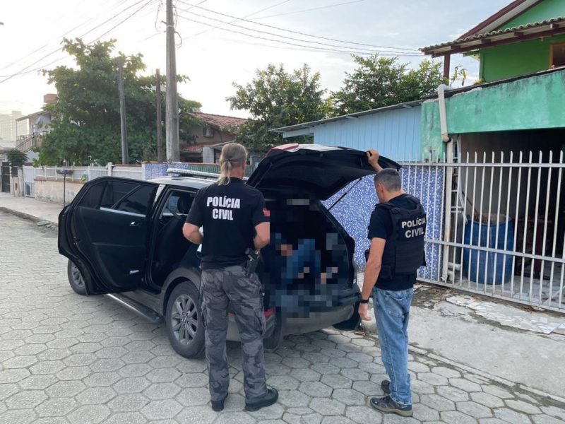 Em um dos assaltos, ladr&otilde;es abordaram a v&iacute;tima dentro da casa dela, apontando uma arma e encapuzando a mulher – Foto: Pol&iacute;cia Civil/Divulga&ccedil;&atilde;o/ND