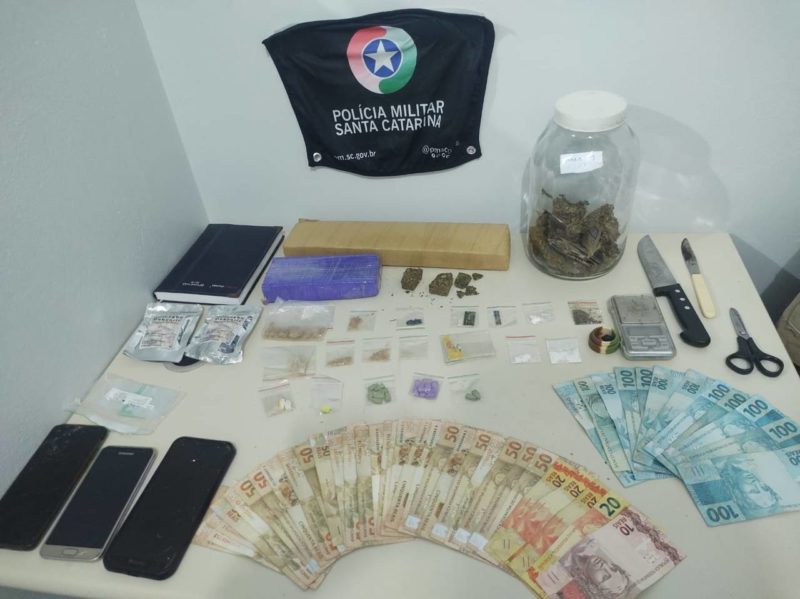 Drogas e dinheiro foram apreendidos e dois traficantes foram presos no Sul de SC &#8211; Foto: PM/Divulgação/ND