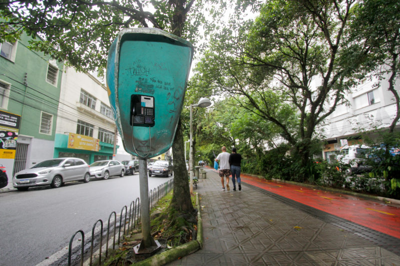 Orelh&atilde;o localizado na avenida Herc&iacute;lio Luz &eacute; retrato do abandono do telefone p&uacute;blico – Foto: Leo Munhoz/ND