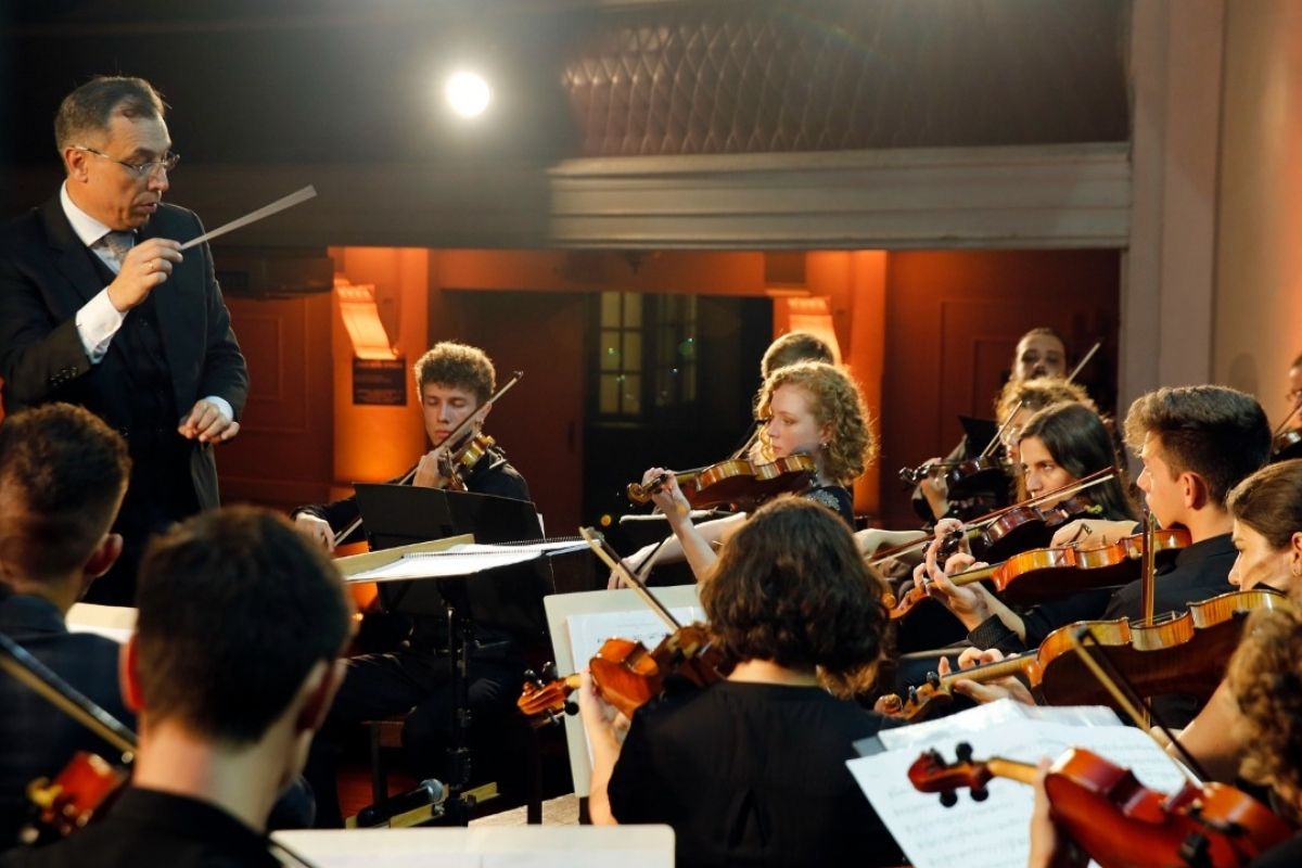 Orquestra da casa da cultura se apresenta no domingos musicais de joinville