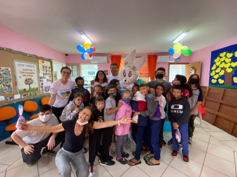 Crian&ccedil;as e adolescentes do Centro de Conviv&ecirc;ncia e Fortalecimento de V&iacute;nculos da Tapera tamb&eacute;m receberam os doces nessa semana – Foto: PMF/Divulga&ccedil;&atilde;o/ND